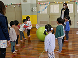 小学校での給食体験・交流